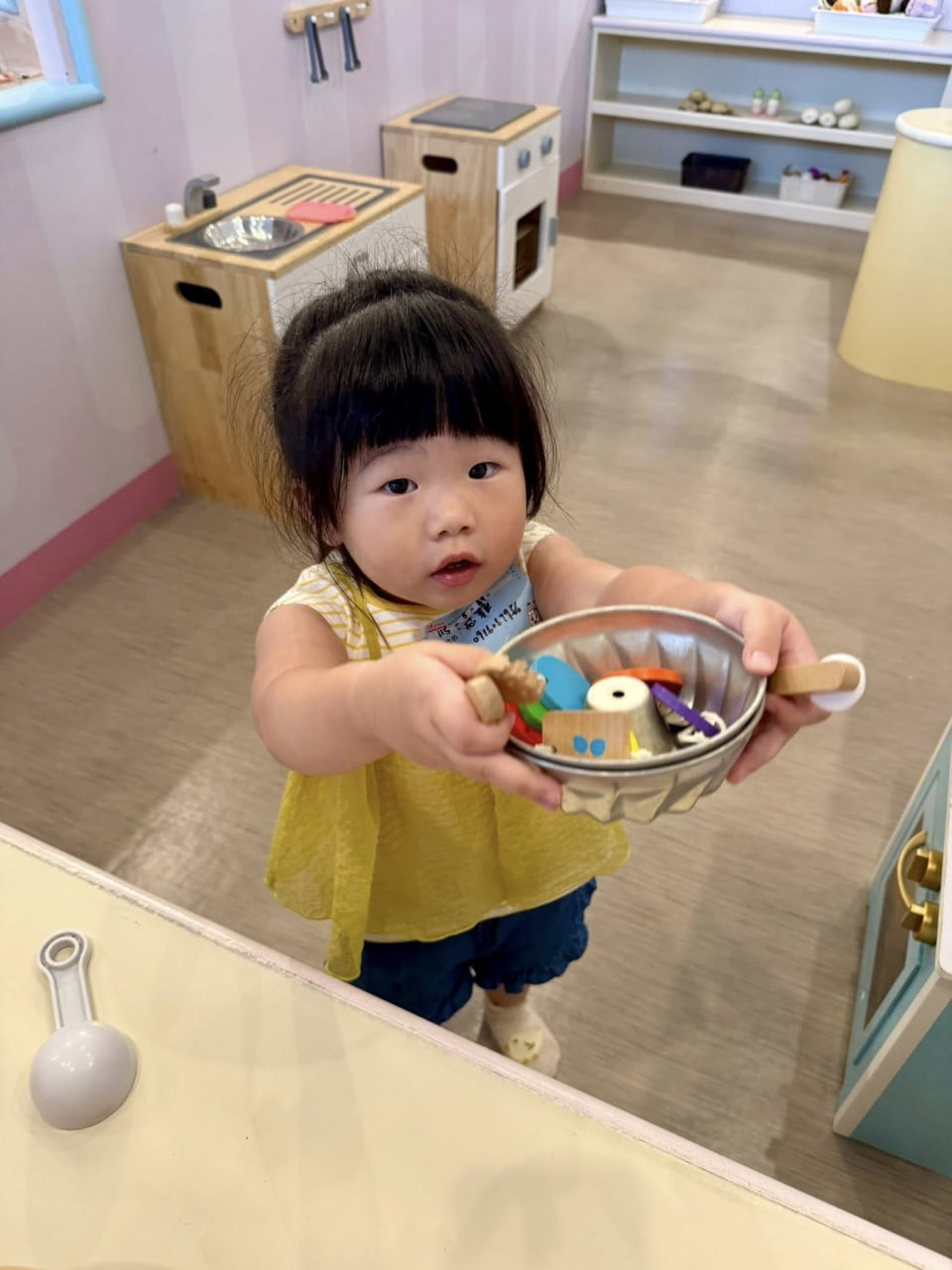 孩子端出親手準備的繽紛扮家家酒料理