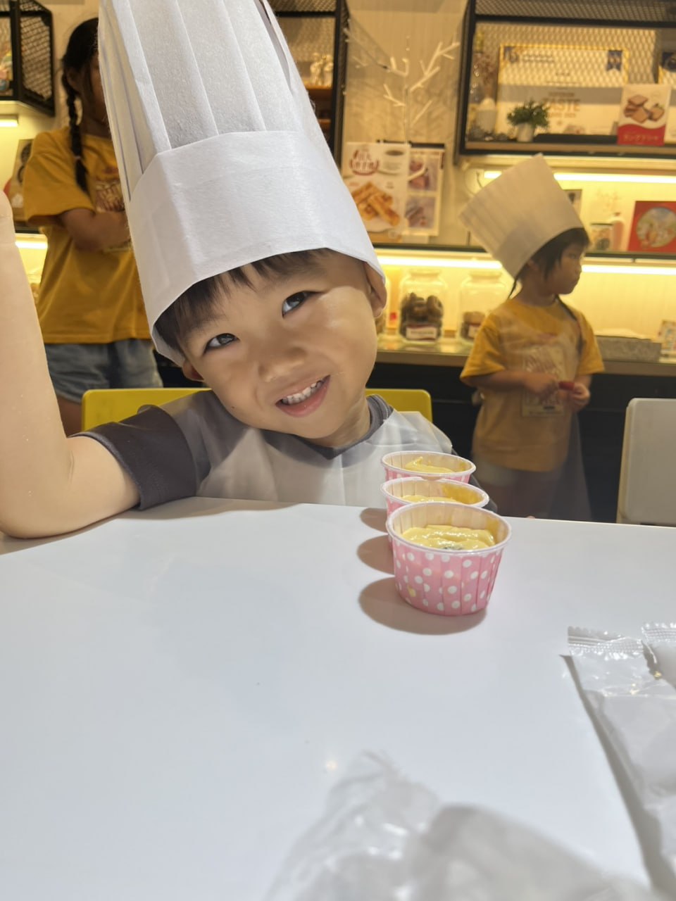 小小廚師完成杯子蛋糕後開心微笑