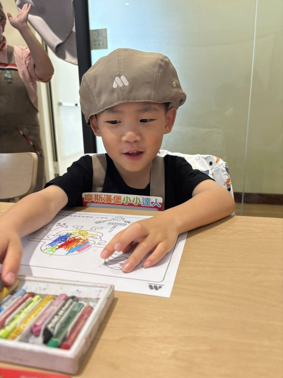 小小漢堡達人專心替自己的作品著色