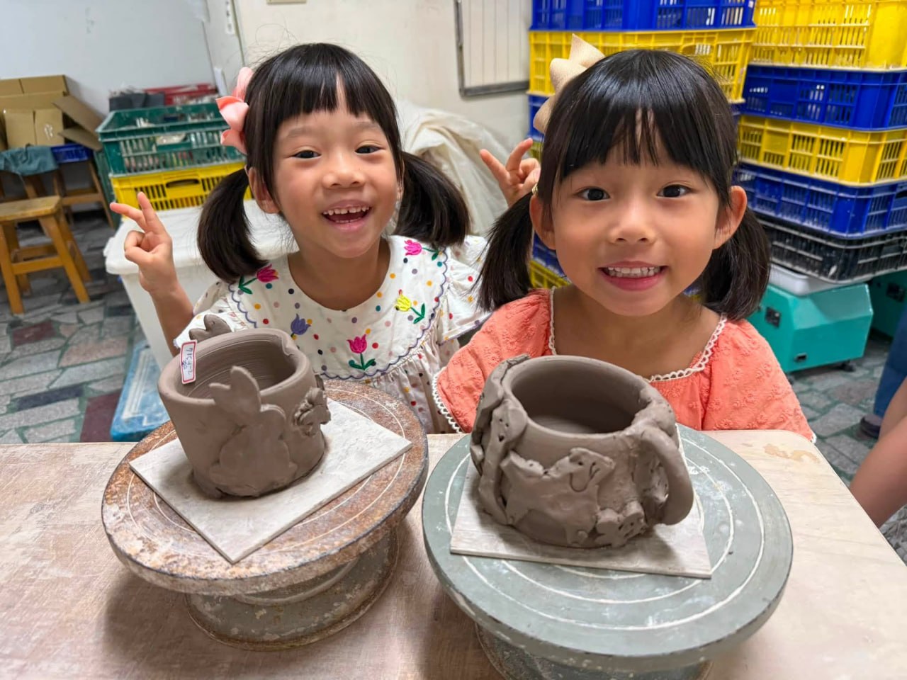 孩子們展示自己完成的陶土杯作品