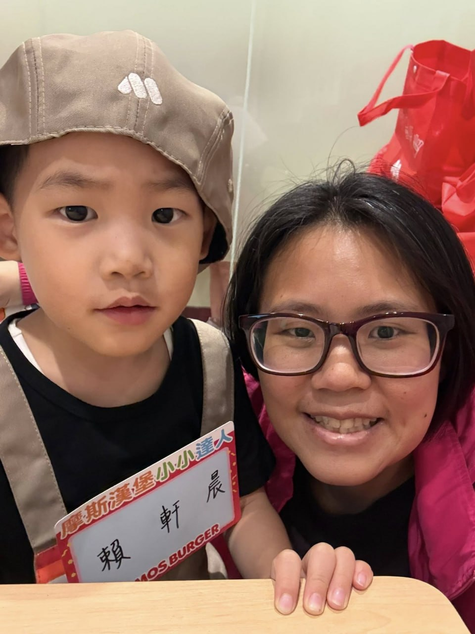 孩子與家長在小小漢堡達人體驗中開心合照