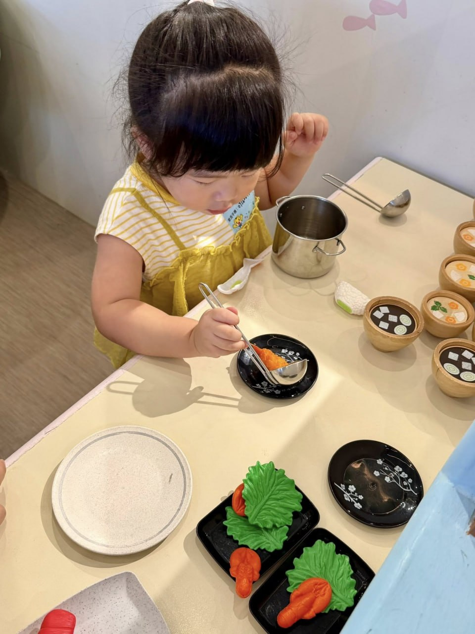 孩子在扮家家酒廚房專心準備料理