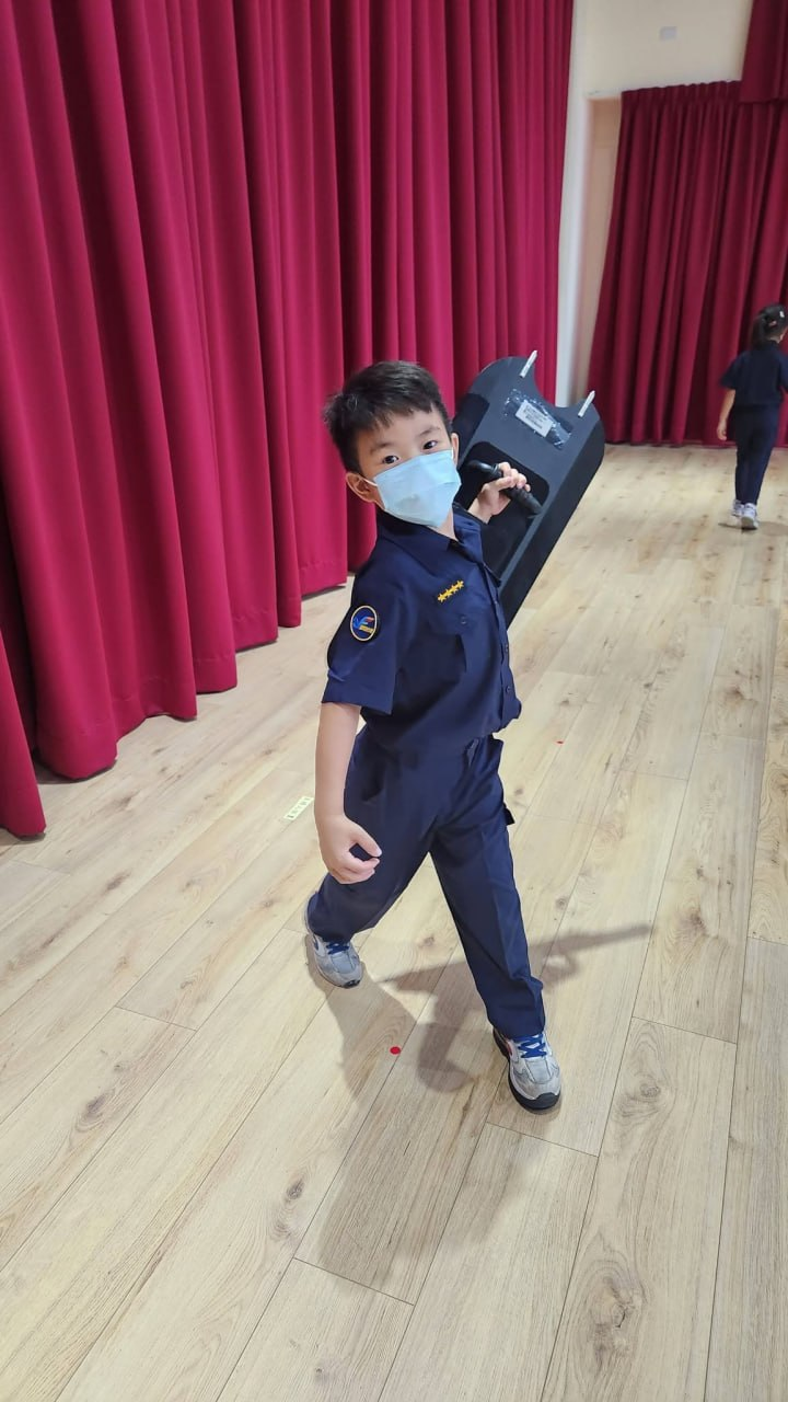 穿著警察制服的孩子扛著防護盾參與訓練